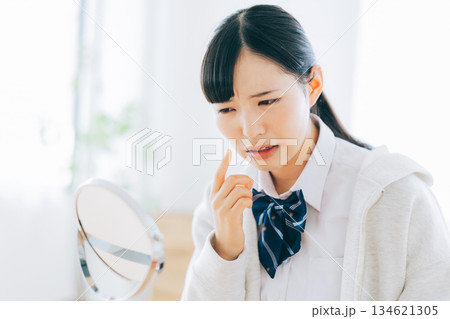 ニキビを見つけた女子高生 134621305