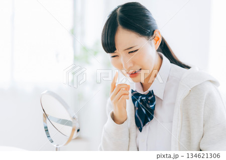 ニキビを見つけた女子高生 134621306