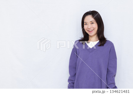 紫色のニットを着た女性 134621481