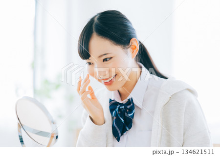 お肌がキレイになって喜ぶ女子高生 お肌がキレイになって喜ぶ女子高生 134621511