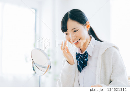 お肌がキレイになって喜ぶ女子高生 134621512