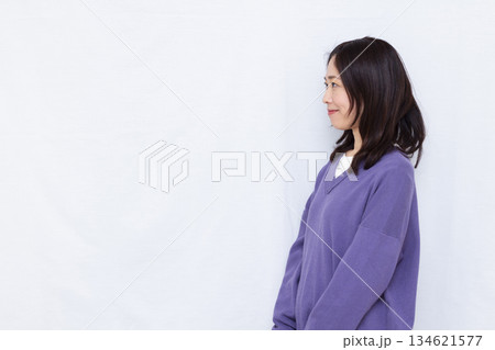 紫色のニットを着た横向きの女性 紫色のニットを着た横向きの女性 134621577