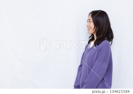 紫色のニットを着た横向きの女性 134621584