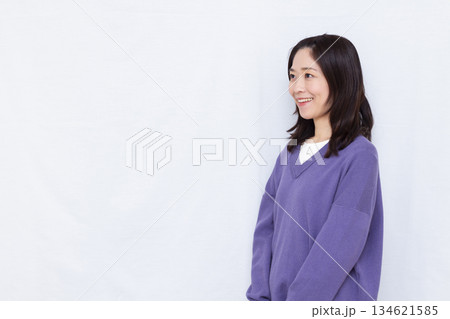 紫色のニットを着た横向きの女性 134621585