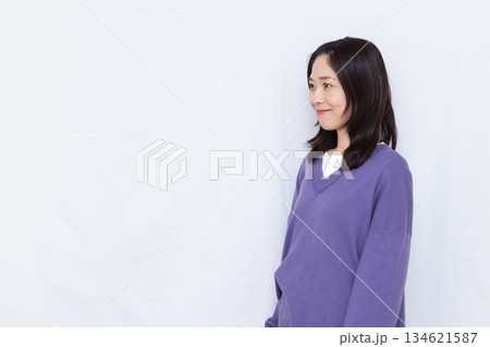紫色のニットを着た横向きの女性 134621587