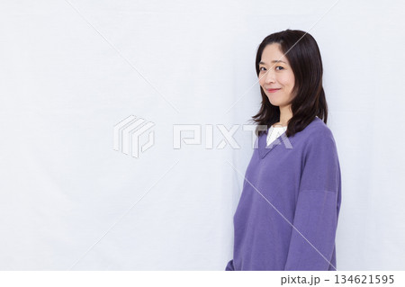 紫色のニットを着た女性 紫色のニットを着た女性 134621595