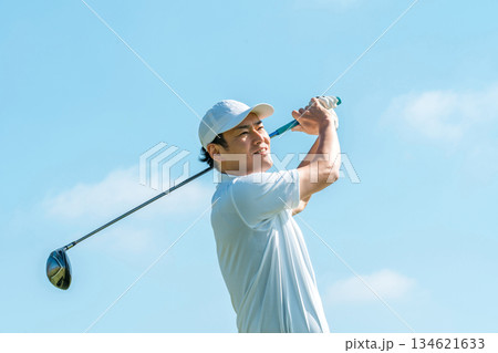 ゴルフ場でゴルフをするゴルファーの男性(ティーショット・ゴルフコンペ) 134621633
