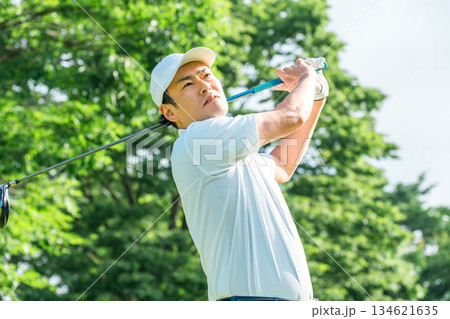 ゴルフ場でゴルフをするゴルファーの男性(ティーショット・ゴルフコンペ) 134621635