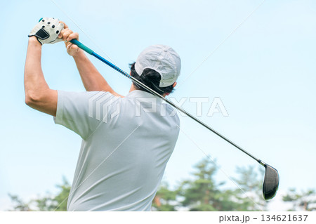 ゴルフ場でゴルフをするゴルファーの男性(後ろ姿,ティーショット・ゴルフコンペ) 134621637