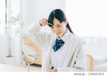 前髪を整える女子高生 前髪を整える女子高生 134621821