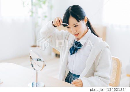 前髪を整える女子高生 前髪を整える女子高生 134621824