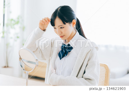 前髪を整える女子高生 前髪を整える女子高生 134621903