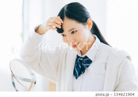 前髪を整える女子高生 134621904