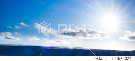 夕暮れ間近の冬の北海道美瑛町の丘の風景 134622024