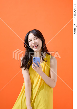 スマホを持つ女性 134622124