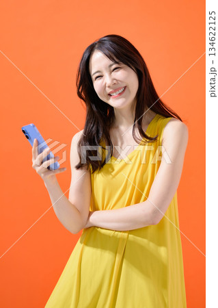 スマホを持つ女性 スマホを持つ女性 134622125