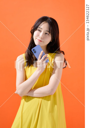 スマホを持つ女性 スマホを持つ女性 134622127