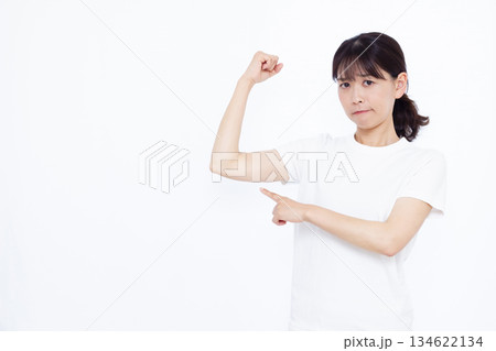 二の腕の脂肪を気にするミドル女性 二の腕の脂肪を気にするミドル女性 134622134