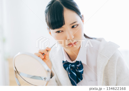 ニキビパッチを貼る女子高生 ニキビパッチを貼る女子高生 134622168