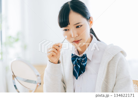 ニキビパッチを貼る女子高生 ニキビパッチを貼る女子高生 134622171