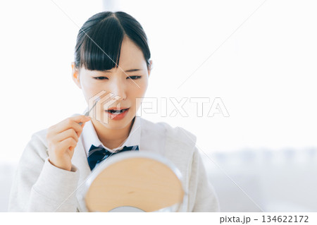 ニキビパッチを貼る女子高生 134622172