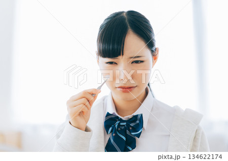 ニキビパッチを貼る女子高生 134622174