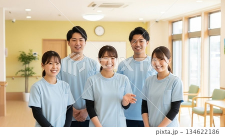 介護、スタッフ、ガッツポーズ 134622186