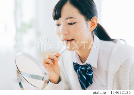 ニキビパッチを貼る女子高生 134622189