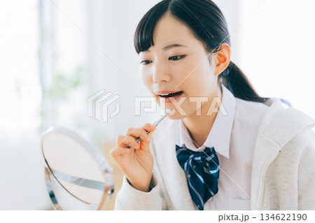 ニキビパッチを貼る女子高生 134622190