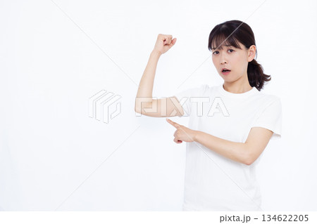 二の腕の脂肪を気にするミドル女性 134622205