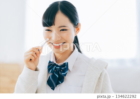 ニキビパッチを貼る笑顔の女子高生 134622292