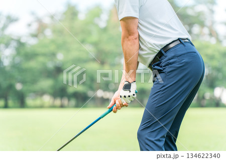 ゴルフ場でゴルフをするゴルファーの男性(ティーショット・ゴルフコンペ) ゴルフ場でゴルフをするゴルファーの男性(ティーショット・ゴルフコンペ) 134622340