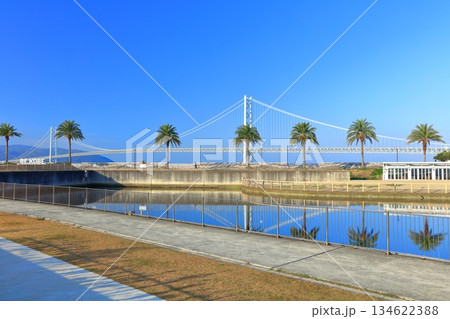 【兵庫県】晴天の明石海峡大橋（三井アウトレットパークマリンピア神戸） 134622388