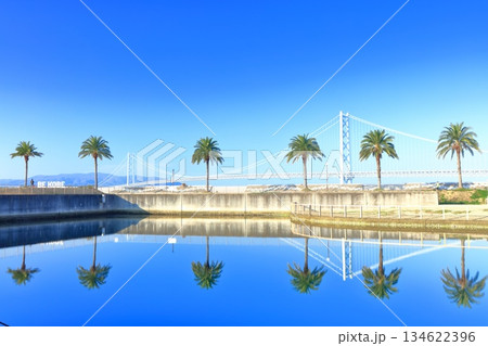 【兵庫県】晴天の明石海峡大橋（三井アウトレットパークマリンピア神戸） 134622396