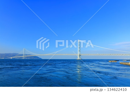 【兵庫県】晴天の明石海峡大橋（三井アウトレットパークマリンピア神戸） 134622410
