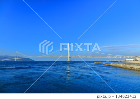 【兵庫県】晴天の明石海峡大橋（三井アウトレットパークマリンピア神戸） 134622412