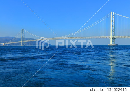 【兵庫県】晴天の明石海峡大橋（三井アウトレットパークマリンピア神戸） 134622413