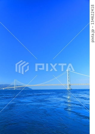 【兵庫県】晴天の明石海峡大橋（三井アウトレットパークマリンピア神戸） 134622418