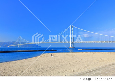 【兵庫県】快晴の明石海峡大橋（アジュール舞子） 134622427