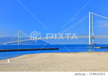 【兵庫県】快晴の明石海峡大橋（アジュール舞子） 134622431