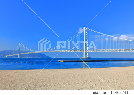 【兵庫県】快晴の明石海峡大橋（アジュール舞子） 134622432