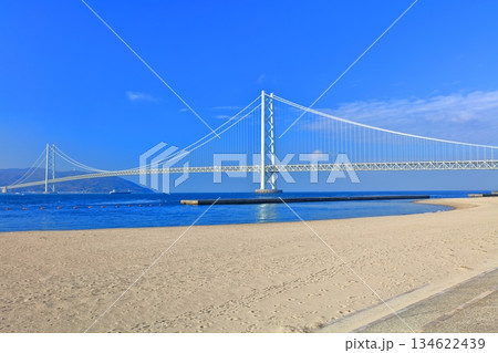【兵庫県】快晴の明石海峡大橋（アジュール舞子） 134622439