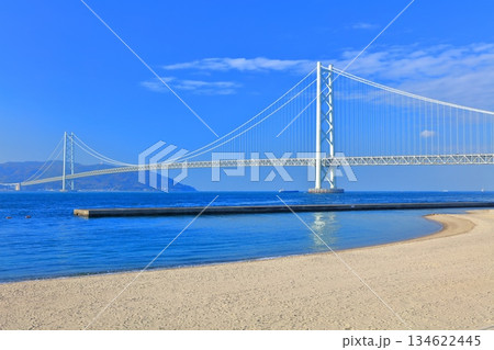 【兵庫県】快晴の明石海峡大橋（アジュール舞子） 134622445