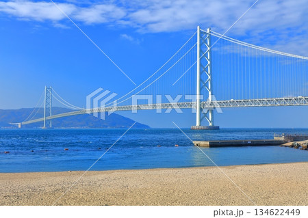 【兵庫県】快晴の明石海峡大橋（アジュール舞子） 134622449