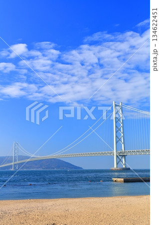 【兵庫県】快晴の明石海峡大橋（アジュール舞子） 134622451