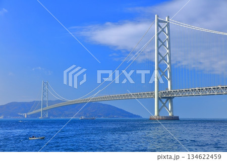 【兵庫県】快晴の明石海峡大橋（アジュール舞子） 134622459