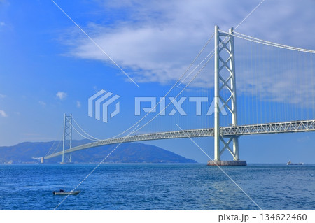 【兵庫県】快晴の明石海峡大橋（アジュール舞子） 134622460