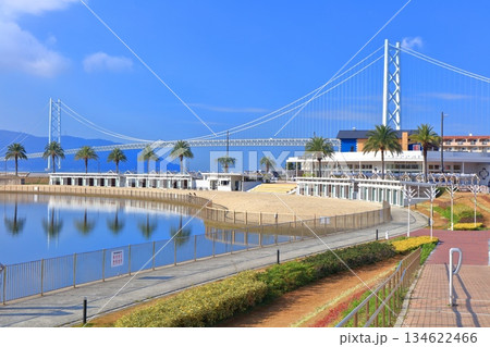 【兵庫県】晴天の明石海峡大橋（三井アウトレットパークマリンピア神戸） 134622466