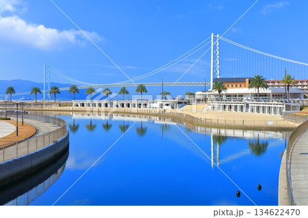 【兵庫県】晴天の明石海峡大橋（三井アウトレットパークマリンピア神戸） 134622470