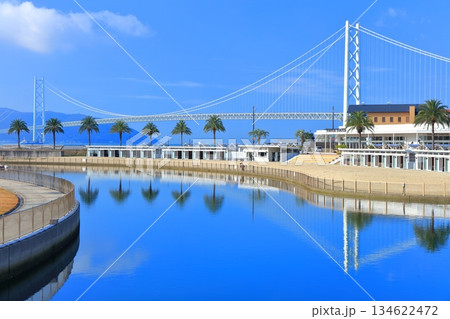 【兵庫県】晴天の明石海峡大橋（三井アウトレットパークマリンピア神戸） 134622472